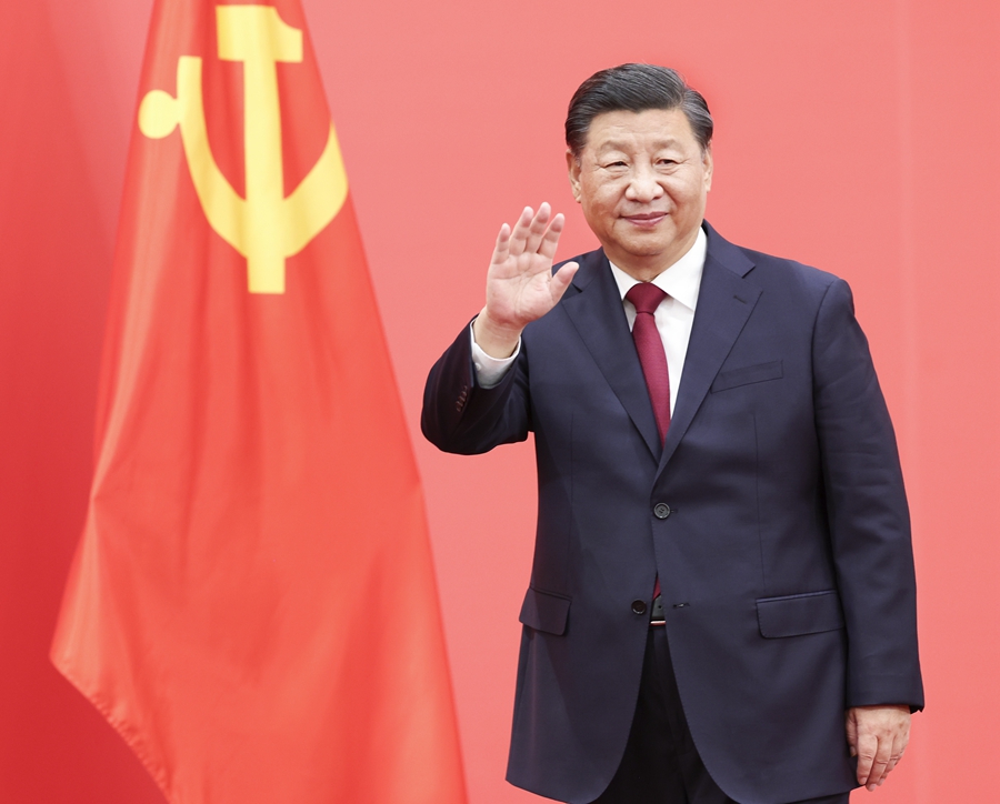 10月23日，剛剛在中國共產(chǎn)黨第二十屆中央委員會第一次全體會議上當選的中共中央總書記習近平和中共中央政治局常委李強、趙樂際、王滬寧、蔡奇、丁薛祥、李希在北京人民大會堂同采訪中共二十大的中外記者親切見面。這是習近平向在場的中外記者揮手致意。